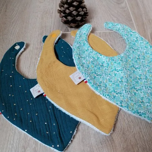 Lot de 3 bavoirs bandanas, double gaze pois dorés bleu canard, lange moutarde, liberty betsy mint and lemon